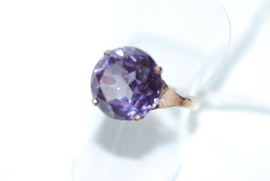 Appraisal: A SYNTHETIC ALEXANDRITE DRESS RING IN CT GOLD A SYNTHETIC