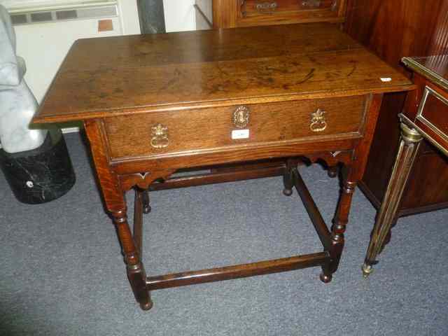 Appraisal: A GEORGIAN OAK SIDE TABLE fitted with single frieze drawer