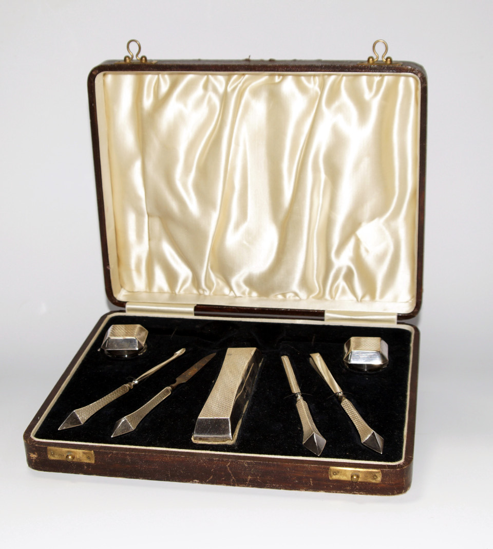 Appraisal: A George V silver mounted manicure set with engine turned