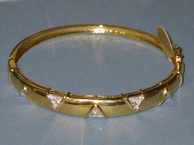 Appraisal: A DIAMOND SET CT GOLD BANGLE the hinged top inset