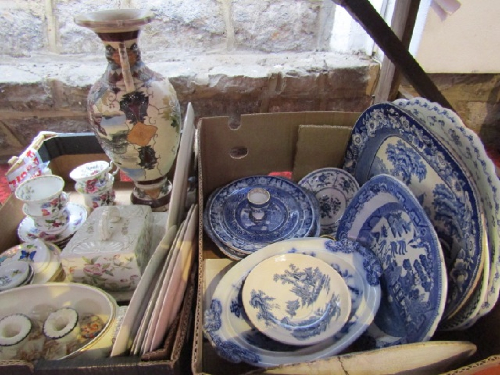 Appraisal: A collection of ceramics including th century blue and white