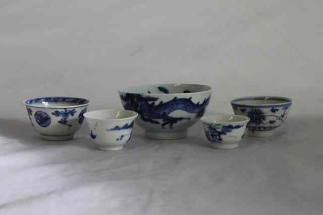 Appraisal: FIVE SMALL CHINESE BLUE AND WHITE BOWLS comprising a dragon