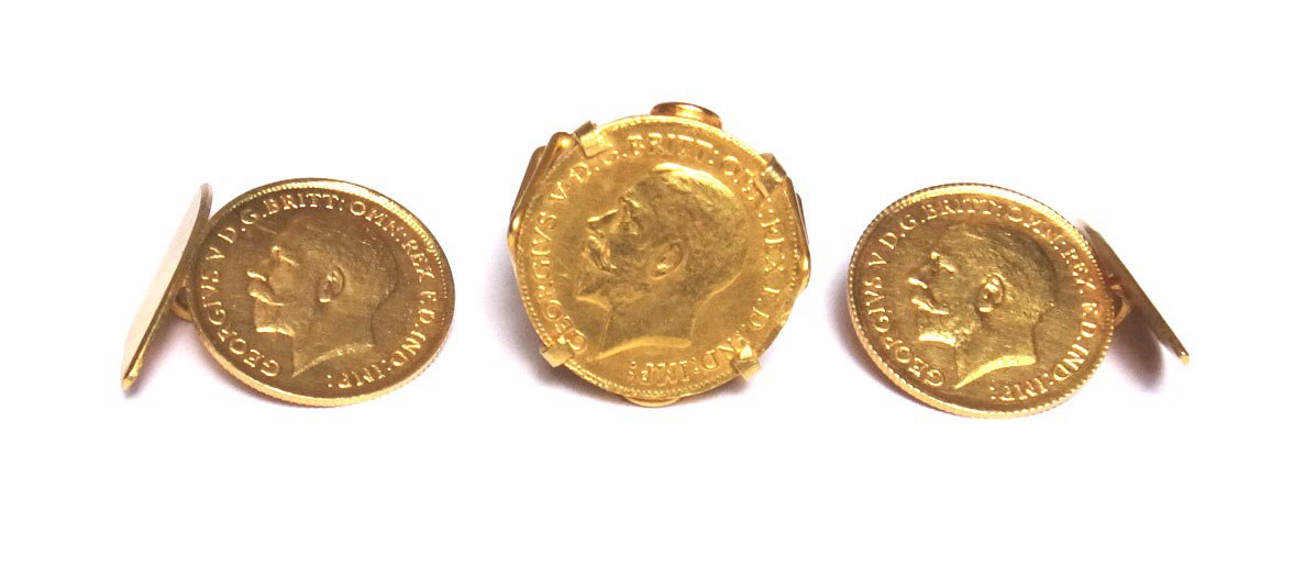 Appraisal: A Sudanese gold ring mounted with an imitation half sovereign