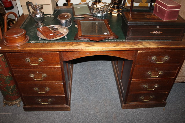 Appraisal: A LARGE OAK KNEEHOLE DESK with rectangular top cm x