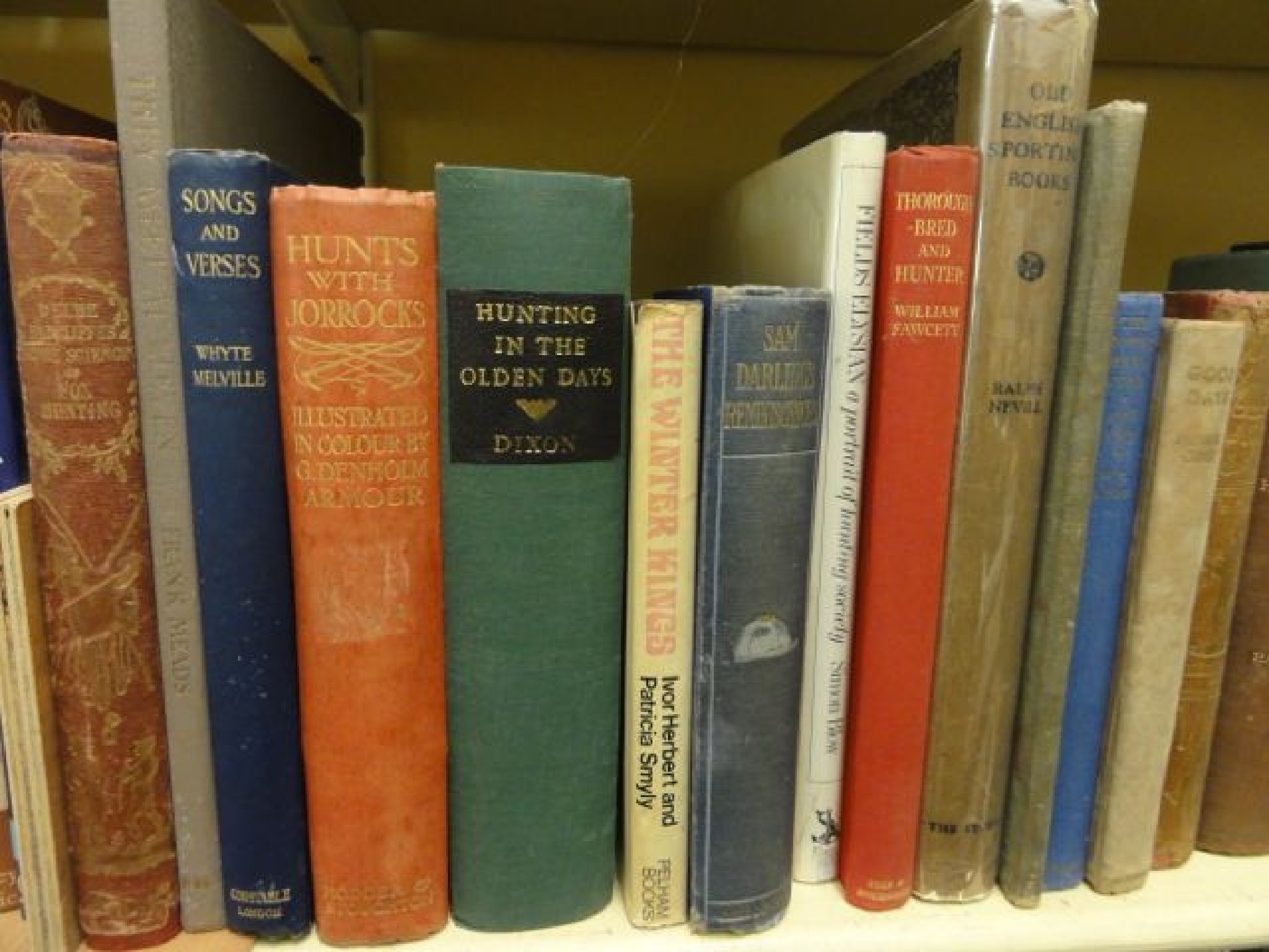 Appraisal: volumes of traditional books relating to fox hunting including The