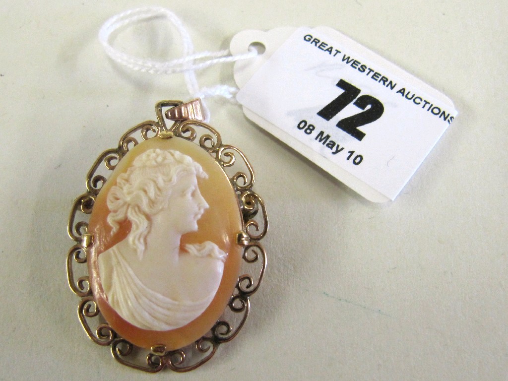 Appraisal: Nine carat gold mounted cameo brooch pendant