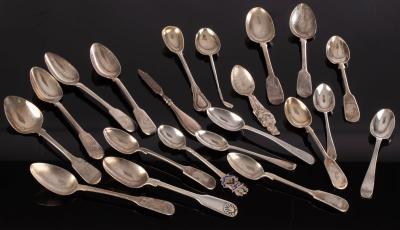 Appraisal: Five silver fiddle pattern teaspoons Dublin and sundry teaspoons approximately