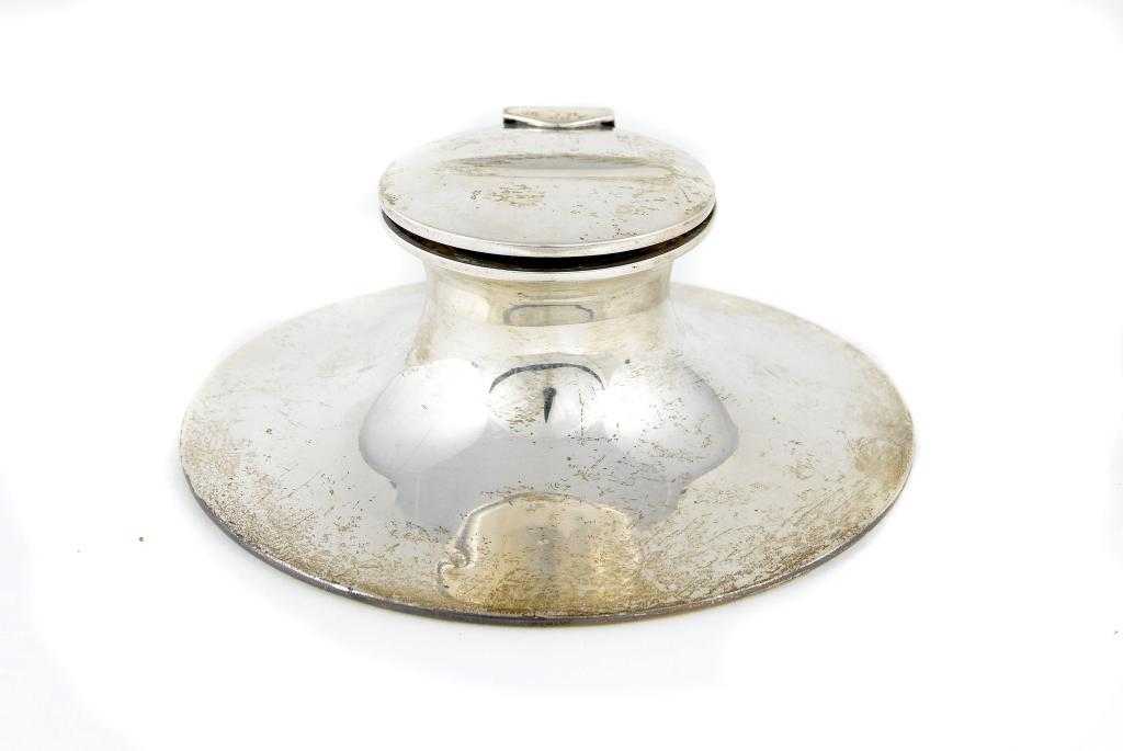 Appraisal: AN EDWARD VII CAPSTAN INKWELL the slightly domed lid with