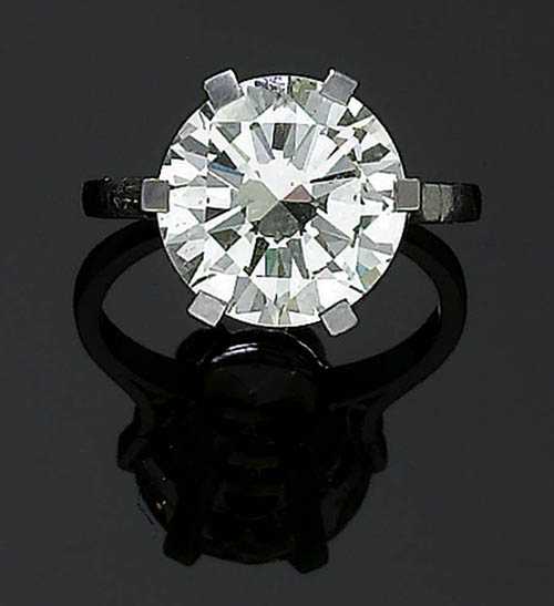 Appraisal: BRILLANT-CUT DIAMOND RING ca Platinum Decorative solitaire model the top