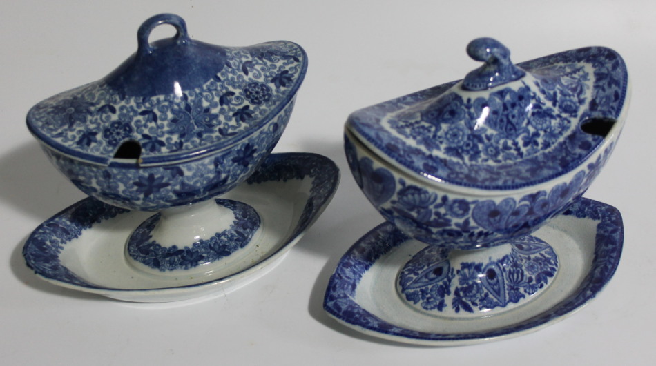 Appraisal: Two similar thC Pearlware sauceboats on fixed stands each ellipse