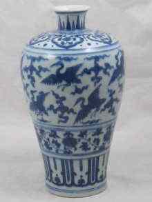 Appraisal: A large blue and white Chinese vase with underglaze cranes