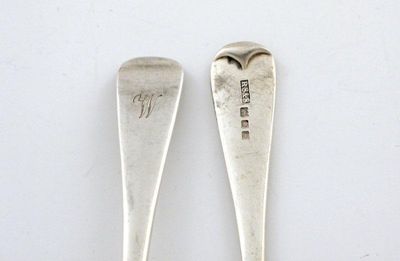 Appraisal: A set of six modern Old English pattern dessert spoons