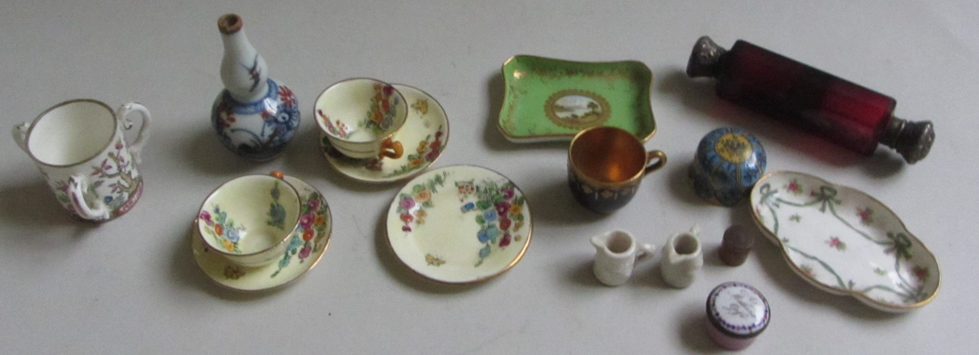 Appraisal: A quantity of miniature ceramics and glass including a Coalport