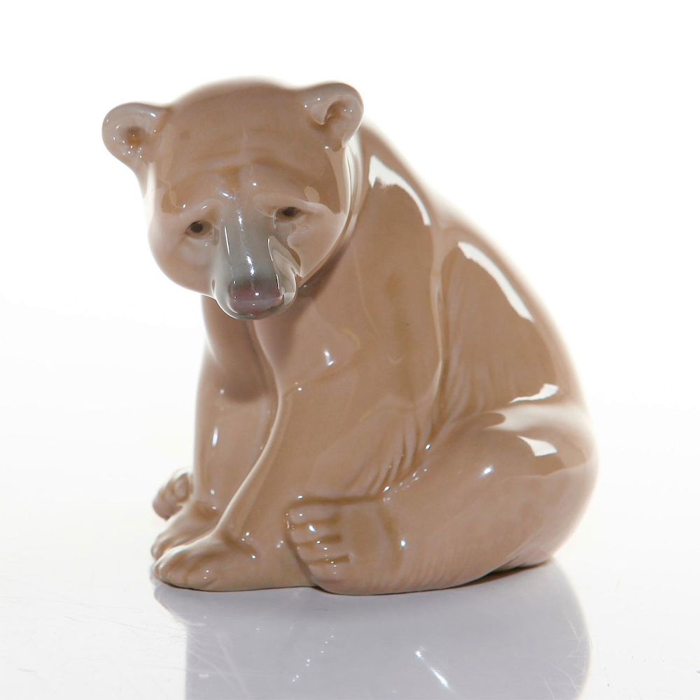 Appraisal: LLADRO SEATED BROWN BEAR FIGURINE Glazed finish retired Issued th