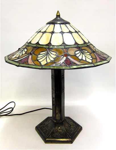 Appraisal: PAIRPOINT SIGNED TABLE LAMP BASE with a newer slag glass