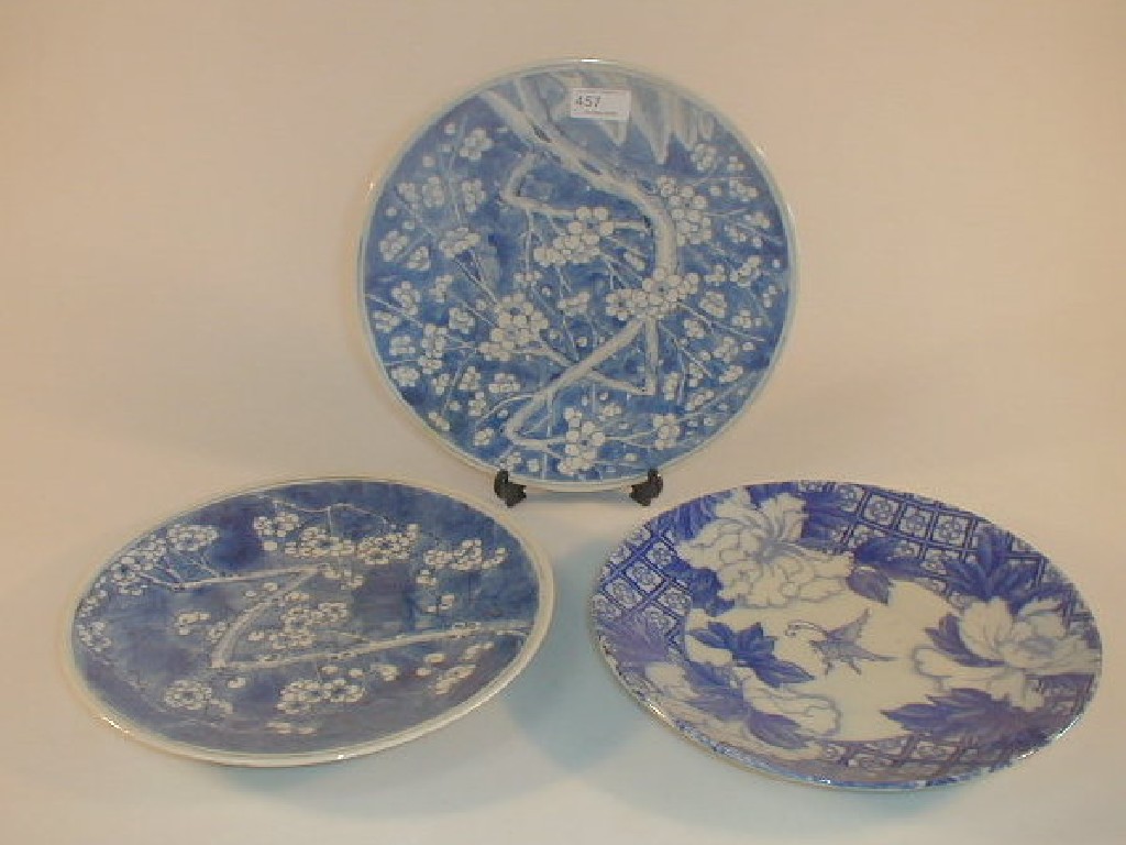 Appraisal: A pair of Chinese blue and white prunus blossom plates