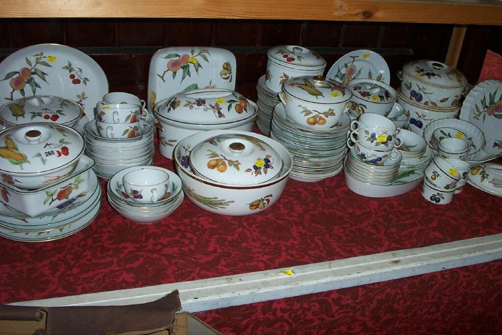 Appraisal: An extensive quantity of Royal Worcester Evesham pattern Oven-to-Table wares