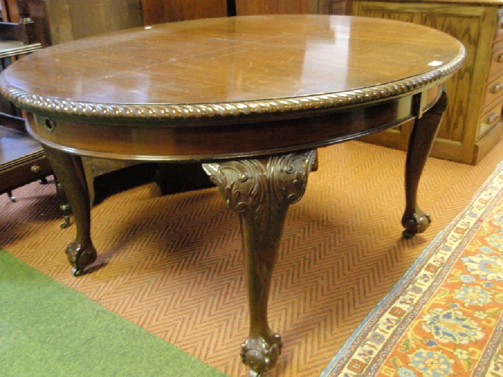 Appraisal: An early thC mahogany wind-out dining table in the Chippendale