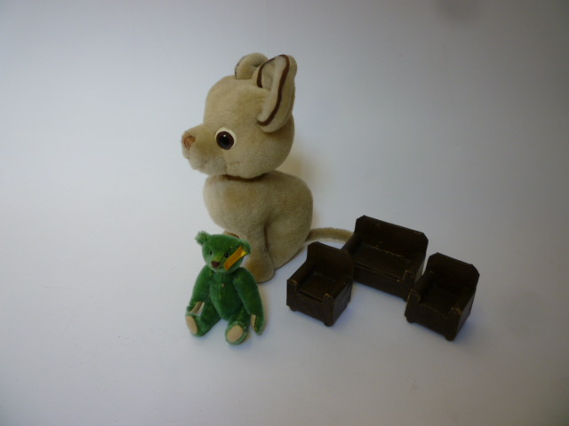 Appraisal: A Steiff miniature replica bear with green plush ear button