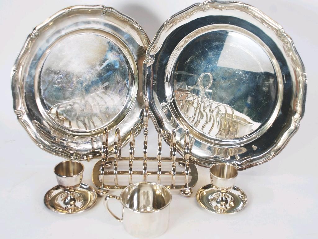 Appraisal: COLLECTION OF ELECTROPLATED ITEMS TO INCLUDE a shaped toast rack