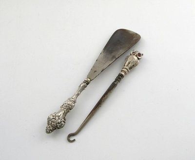 Appraisal: An Edwardian silver novelty owl button hook the handle modelled