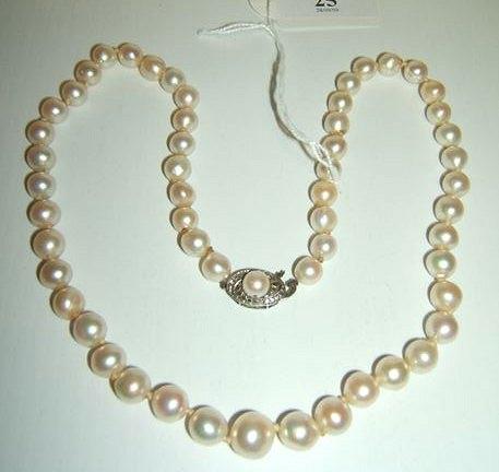 Appraisal: A pearl necklace long each pearl approximately diameter and with