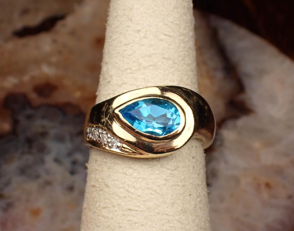 Appraisal: BLUE TOPAZ DIAMOND AND FOURTEEN KARAT GOLD RING The yellow