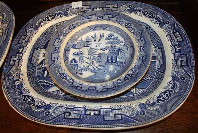 Appraisal: A TH CENTURY BLUE AND WHITE WILLOW PATTERN MEAT DISH