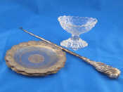 Appraisal: A Georgian cut glass salt with lemon squeezer foot a