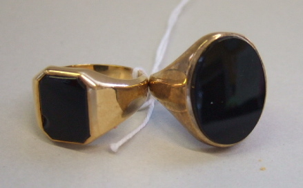 Appraisal: A gentleman's ct gold and black onyx set signet ring