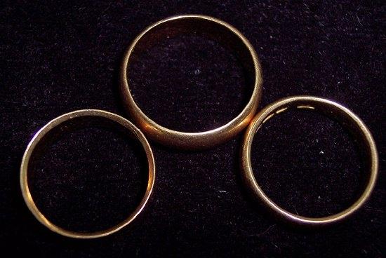 Appraisal: Three gold wedding rings