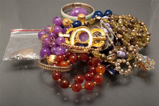 Appraisal: Assortment of costume jewelry