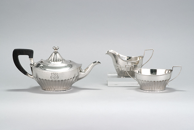 Appraisal: REED BARTON THREE-PIECE STERLING SILVER TEA SET An ebony-handled teapot