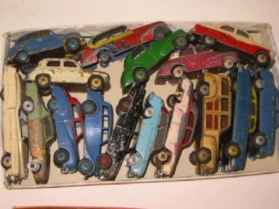 Appraisal: Sixteen old Dinky cars playworn