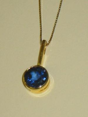 Appraisal: A SAPPHIRE PENDANT the round-cut cornflower blue sapphire collet set