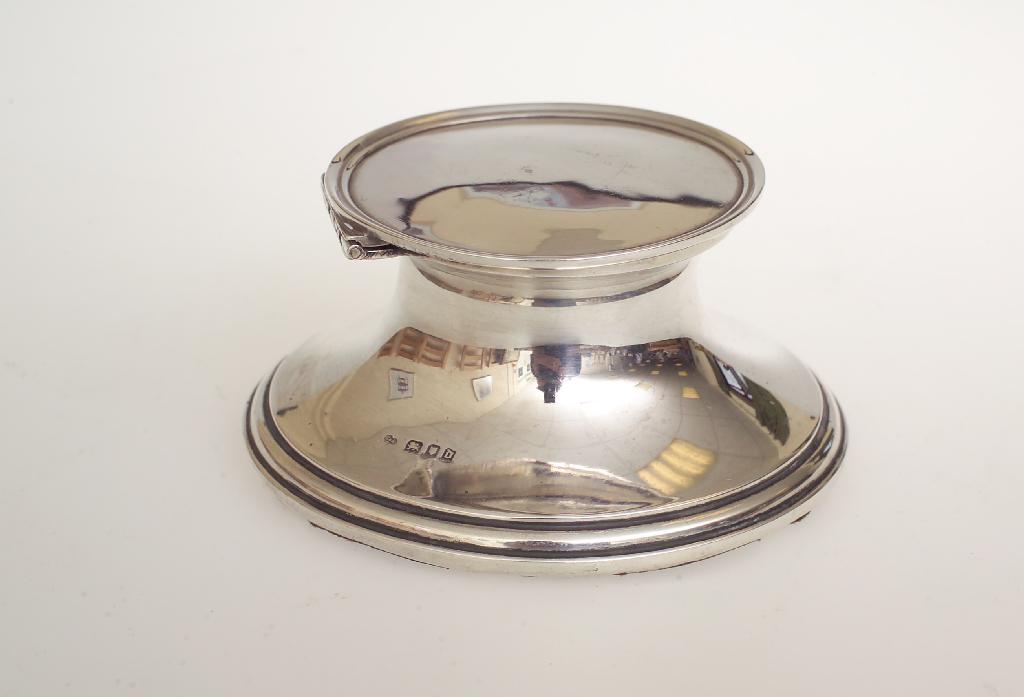 Appraisal: GEORGE V SILVER INKWELL OF CAPSTAN TYPE London with blue