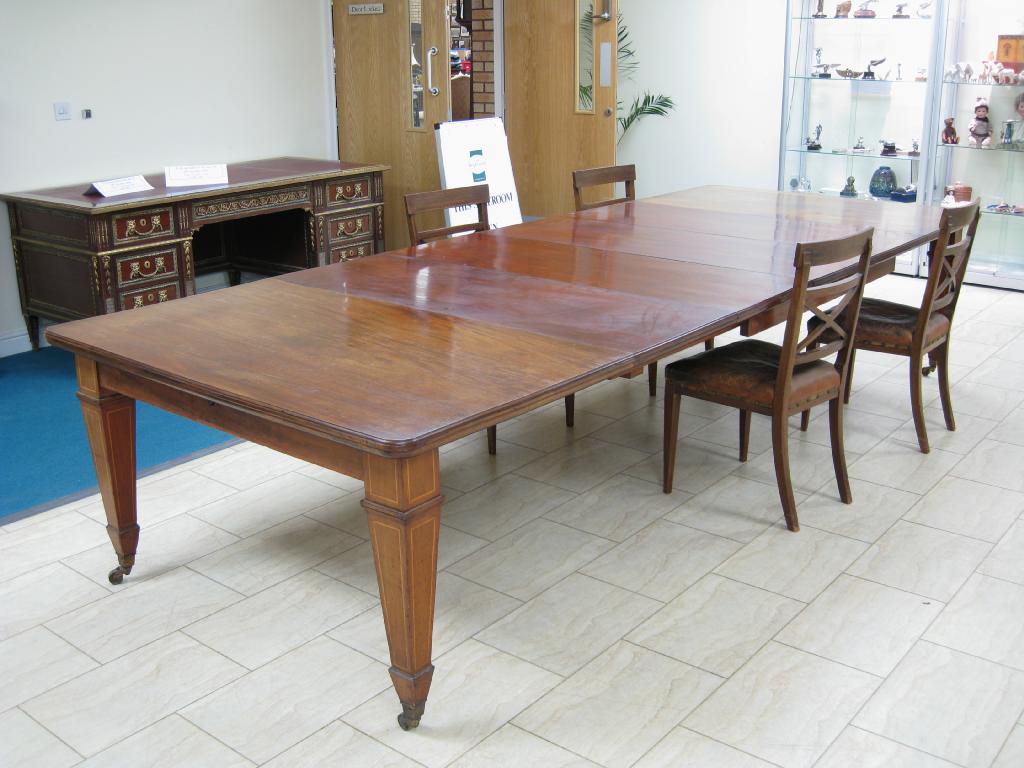 Appraisal: A th Century mahogany Extending Dining Table having satinwood inlay