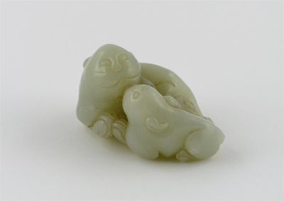 Appraisal: A small Chinese celadon jade carving of two cats recumbent