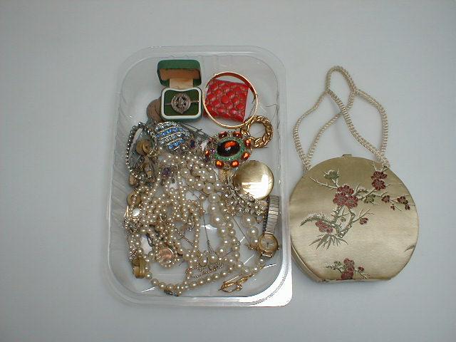 Appraisal: A small quantity of costume jewellery