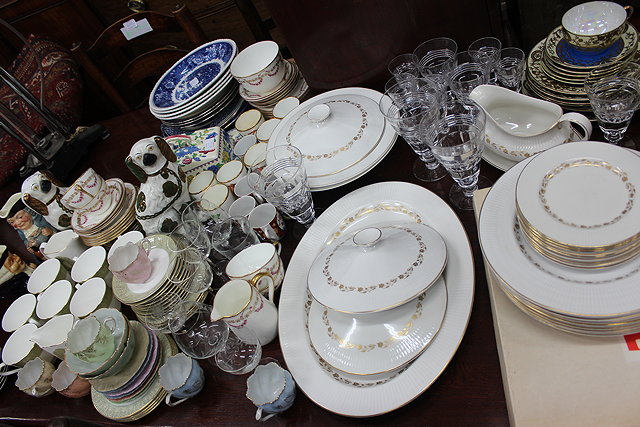 Appraisal: A QUANTITY OF CHINA AND GLASS to include a part