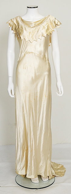 Appraisal: A s cream satin wedding dress with Art Deco style