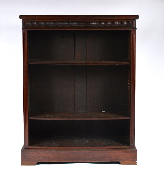 Appraisal: An Edwardian mahogany open bookcasewith two adjustable shelves and fluted