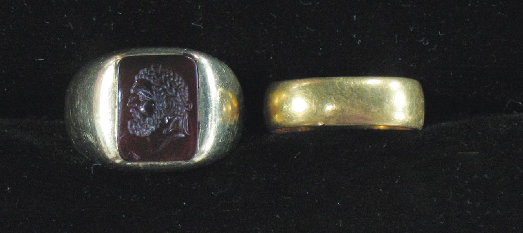 Appraisal: AN CT YELLOW GOLD GENTLEMAN'S SIGNET RING with inset red