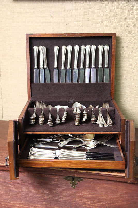 Appraisal: REED BARTON STERLING SILVER FLATWARE SET In the Clovelly pattern