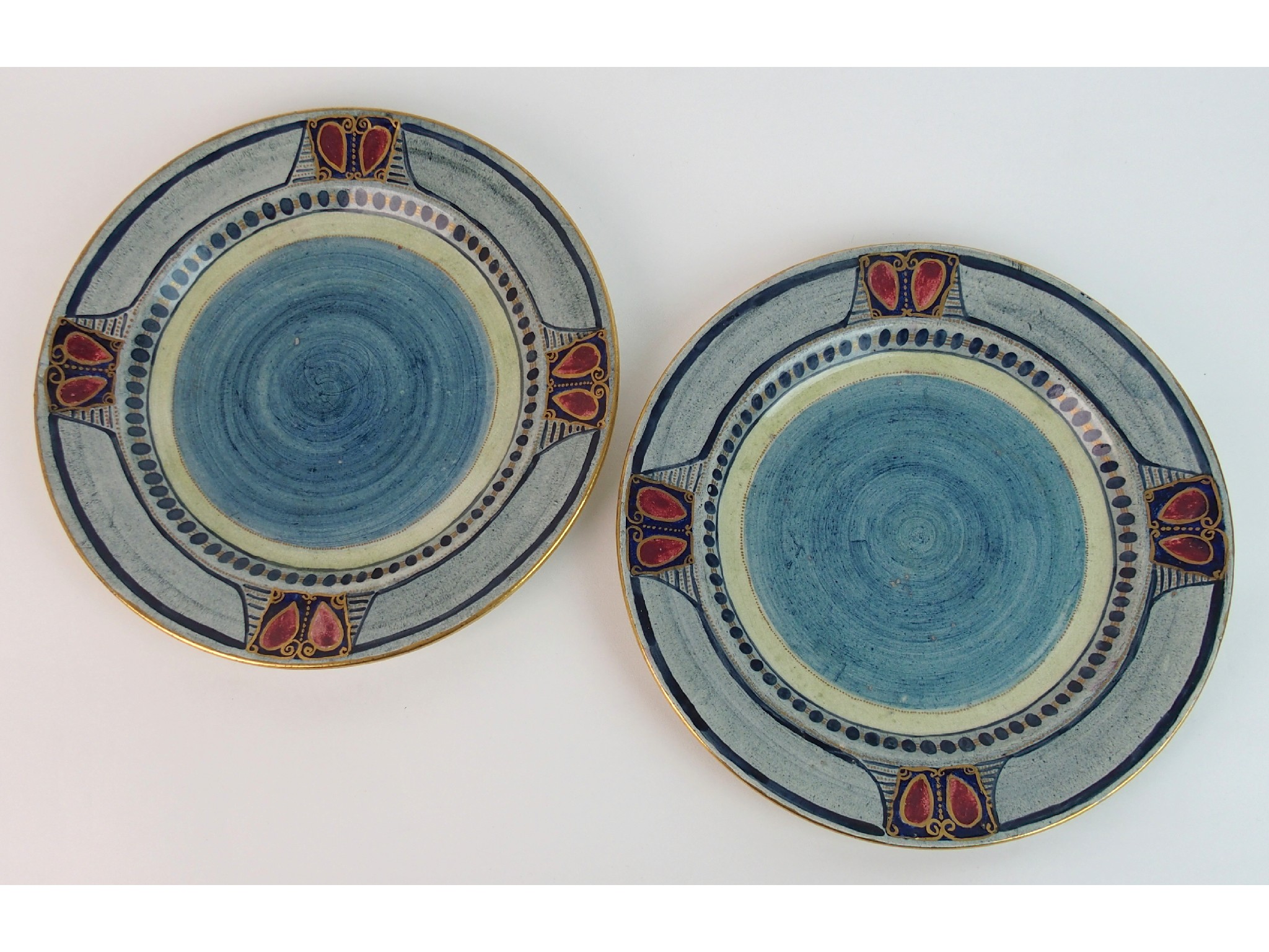 Appraisal: A pair of Glasgow style hand painted platesdecorated in blue