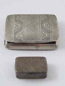 Appraisal: A small patch box Chinese marks and a snuff box