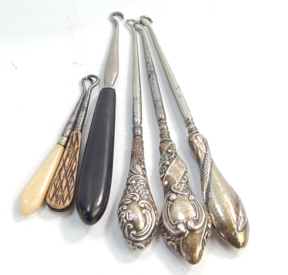 Appraisal: A collection of silver handled button hooks and others