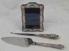 Appraisal: A mixed lot comprising a silver mounted cake slice a