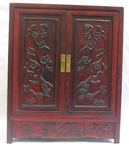 Appraisal: A CHINESE ROSEWOOD JEWELRY BOX The carved dogwood branches on