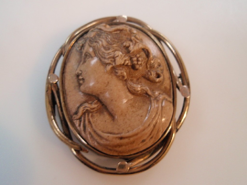 Appraisal: A fine Victorian carved hard stone cameo portrait of a